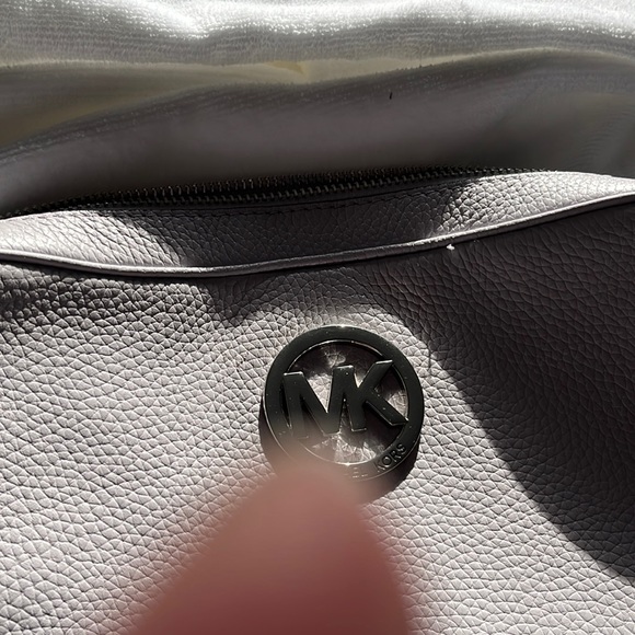 I am selling a gently used micheal kors purse - Picture 2 of 5